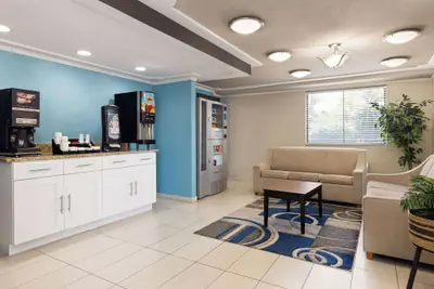 Photo 3 - Days Inn & Suites by Wyndham Indianapolis Airport East