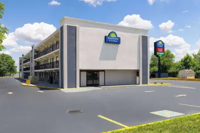 Photo 2 - Days Inn & Suites by Wyndham Indianapolis Airport East