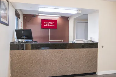 Photo 4 - Red Roof Inn Mobile - Midtown