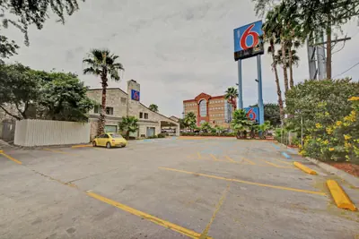 Photo 2 - Motel 6 San Antonio, TX - Downtown - Market Square