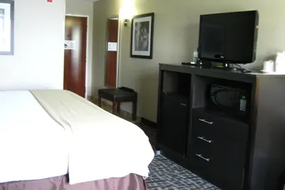 Photo 4 - Holiday Inn Express & Suites North Lima by IHG