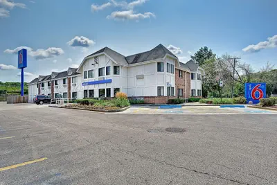 Photo 2 - Motel 6 Glenview, IL - Chicago North
