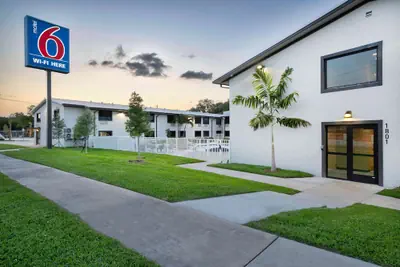 Photo 2 - Motel 6 Fort Lauderdale, FL