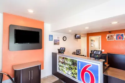 Photo 4 - Motel 6 Redding, CA - Central