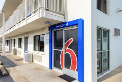 Photo 2 - Motel 6 Redding, CA - Central