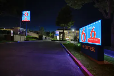 Photo 2 - Motel 6 Barstow, CA