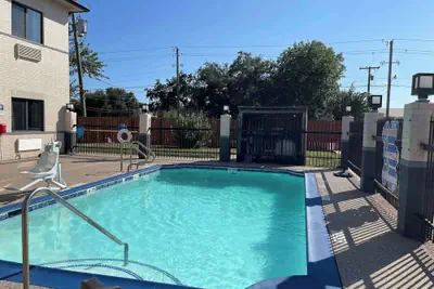 Photo 2 - Days Inn by Wyndham Dickinson TX