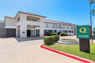 Photo 2 - Quality Inn Bastrop