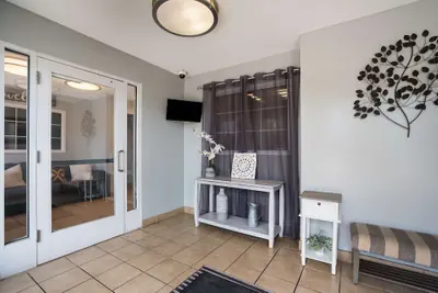 Photo 2 - Sonesta Simply Suites Des Moines