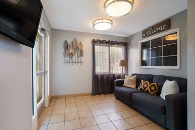 Photo 3 - Sonesta Simply Suites Des Moines