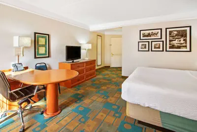 Photo 5 - La Quinta Inn & Suites by Wyndham Albuquerque West