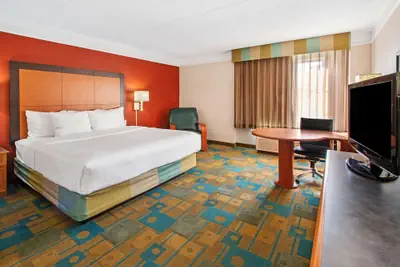 Photo 4 - La Quinta Inn & Suites by Wyndham Albuquerque West