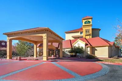 Photo 2 - La Quinta Inn & Suites by Wyndham Albuquerque West