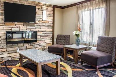 Photo 4 - Comfort Inn & Suites Cedar Rapids North - Collins Road