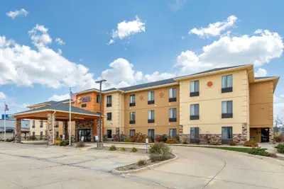 Photo 2 - Comfort Inn & Suites Cedar Rapids North - Collins Road