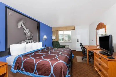 Photo 5 - Super 8 by Wyndham Cleburne