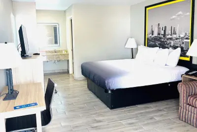 Photo 5 - Super 8 by Wyndham Corpus Christi