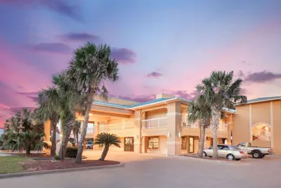 Photo 2 - Super 8 by Wyndham Corpus Christi