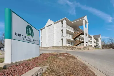 Photo 2 - Birch Hill Suites Kansas City – Independence