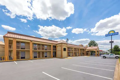 Photo 2 - Days Inn by Wyndham Oak Grove/Ft. Campbell