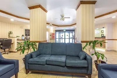 Photo 5 - Comfort Suites Summit County