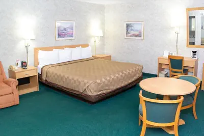 Photo 2 - Regency Inn Perrysburg