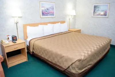 Photo 3 - Regency Inn Perrysburg
