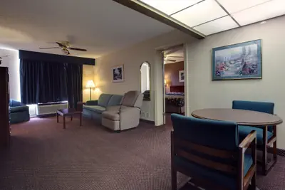Photo 3 - Americas Best Value Inn Marshall