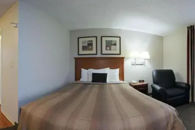 Photo 3 - Candlewood Suites Rockford by IHG