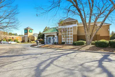 Photo 2 - HomeTowne Studios by Red Roof Atlanta – Peachtree Corners