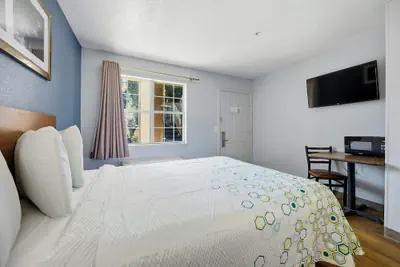 Photo 4 - HomeTowne Studios by Red Roof Atlanta – Peachtree Corners