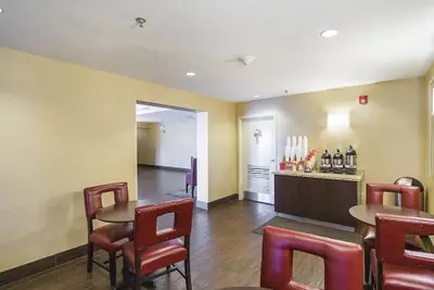 Photo 3 - Red Roof Inn PLUS+ Phoenix West