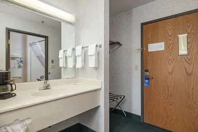 Photo 3 - Days Inn by Wyndham Battlefield Rd/Hwy 65
