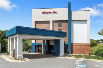 Photo 2 - Hampton Inn Front Royal
