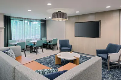 Photo 4 - Hampton Inn Hartford/Airport