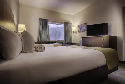 Photo 3 - Sun & Ski Inn And Suites