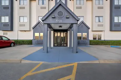Photo 2 - Days Inn by Wyndham near Kansas Speedway