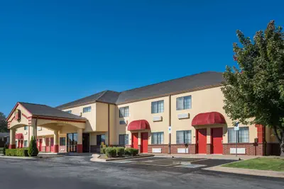 Photo 2 - Super 8 by Wyndham Claremore OK