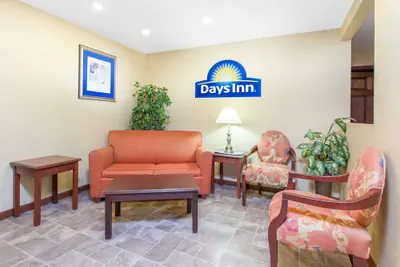 Photo 3 - Days Inn by Wyndham Maumee/Toledo