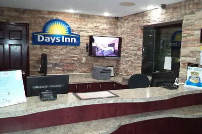 Photo 5 - Days Inn by Wyndham Maumee/Toledo