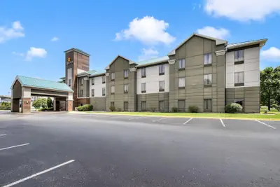 Photo 2 - La Quinta Inn & Suites by Wyndham Louisville East