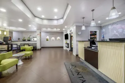 Photo 4 - La Quinta Inn & Suites by Wyndham Louisville East