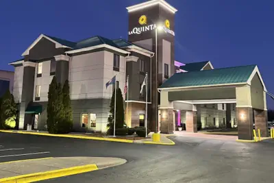 Photo 2 - La Quinta Inn & Suites by Wyndham Louisville East