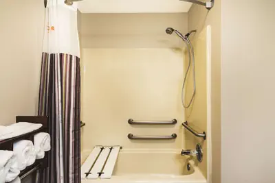 Photo 5 - La Quinta Inn & Suites by Wyndham Louisville East