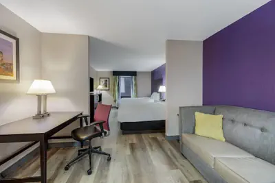 Photo 5 - La Quinta Inn & Suites by Wyndham Louisville East