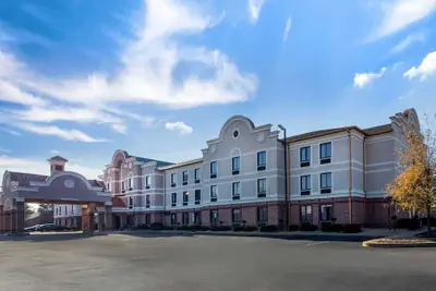 Photo 2 - Comfort Inn & Suites Airport - American Way