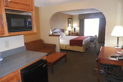 Photo 4 - Holiday Inn Express & Suites Forest by IHG