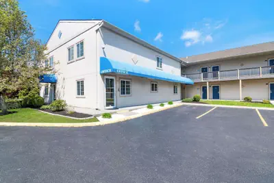 Photo 2 - Econo Lodge Bethel - Danbury
