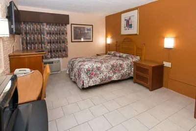 Photo 4 - Cambridge Inn
