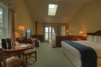Photo 4 - Spruce Point Inn